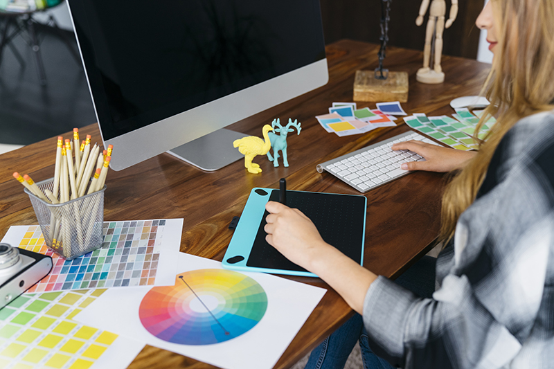 sm graphic-designer-sitting-desk